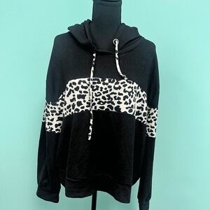 Zavenue usa animal print sweater in black/white size 2xl.